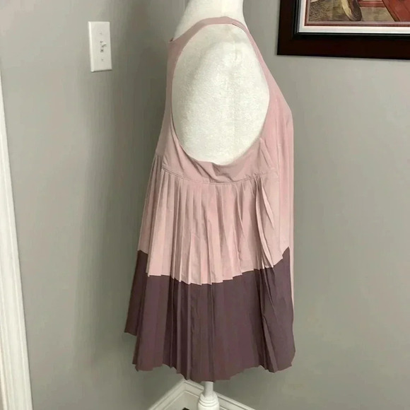 Athleta Swing Forward Pleated Tank Top Size Large NWT - Picture 3 of 7